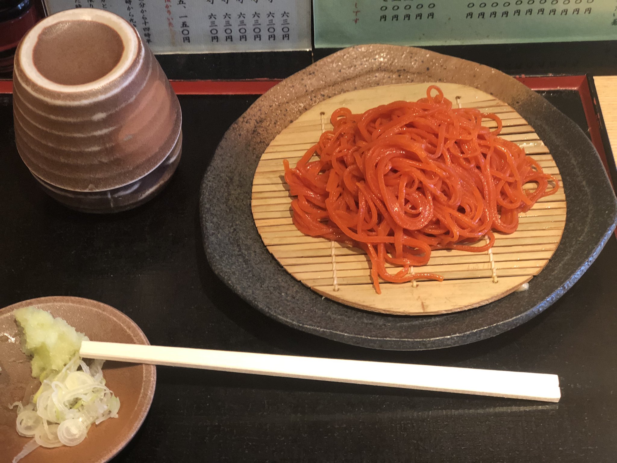 わせだなう 昼食は三色そば それぞれ別皿で順番に提供されるスタイル はじめに出てきた 一味切り の鮮やかさに驚きました 最後の田舎そばは箸先にお塩をつけていただきました 三色どれも個性的な美味しさ とろとろの蕎麦湯でからだも温まりました
