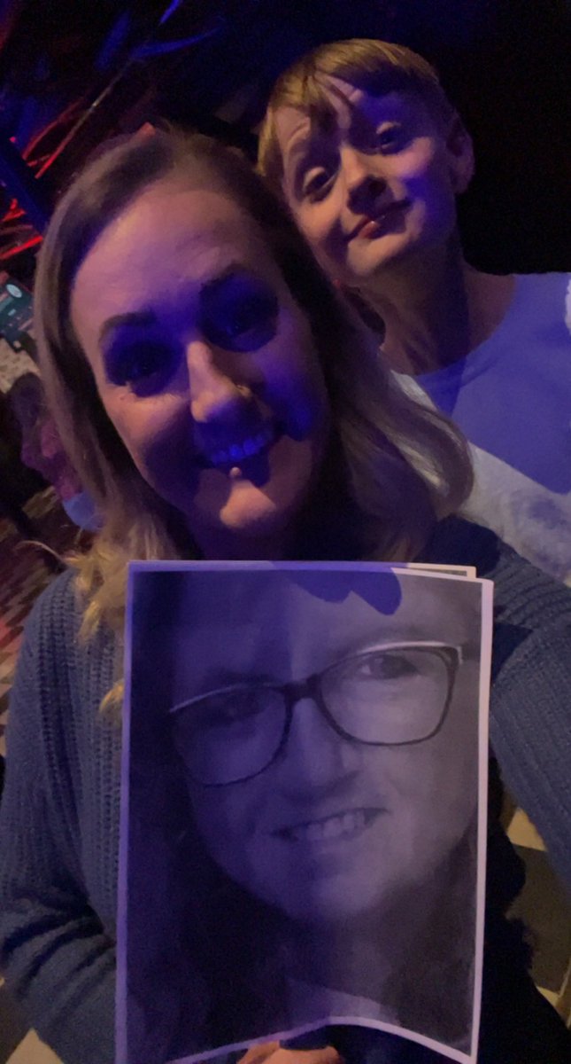 sharklover0809's tweet photo. @iamchrislane my bestie had knee surgery and couldn’t make it physically so she’s here on a Stick!!! #beatingcancerwhilegoingtocountryconcerts https://t.co/qkWCGb1a0r
