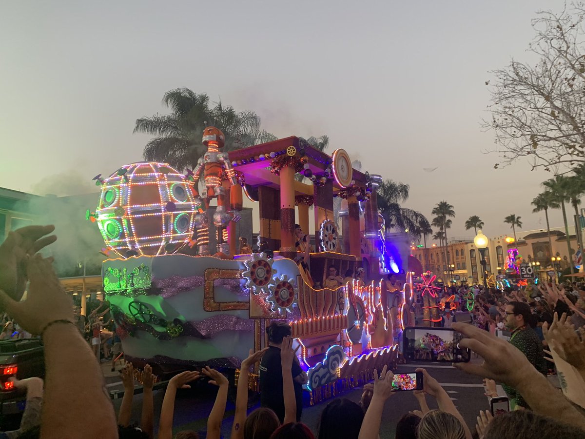 If you haven’t been to <a href="/UniversalORL/">Universal Orlando Resort</a>’s Mardi Gras, I mean… go now 🪅

#OUfistbump to Chad for making our day a one of a kind experience 👊