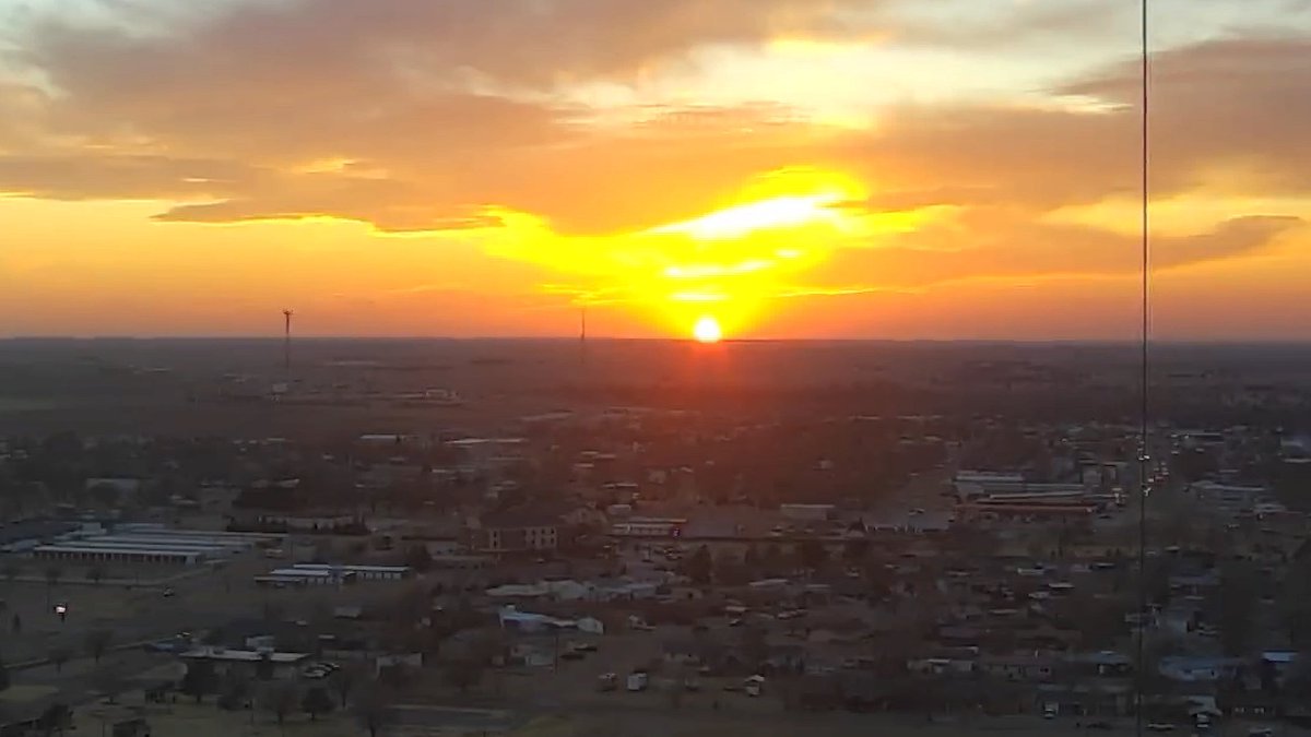 JohnHarrisWx's tweet photo. Oklahoma Panhandle Sunset #sunsets #sunsetphotography #fridaysunset #myguymon #phwx #okwx https://t.co/hIPzhiw14a