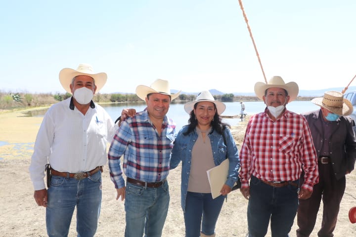 Neltiliz_tli's tweet photo. Amigos Felix Mejia, Adela Núñez y Fidel Sánchez, siempre es un gusto saludarles. https://t.co/PwawrFhznm