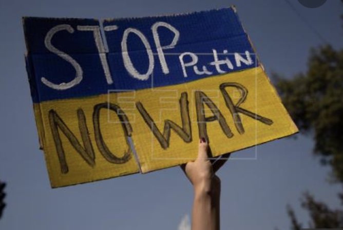 Ojalá algún día no existan  militares, ojalá llegue el día en que no existan las fuerzas armadas. Que vergüenza y asco me da ver a los soldados reírse mientras disparan misiles contra inocentes me da asco.