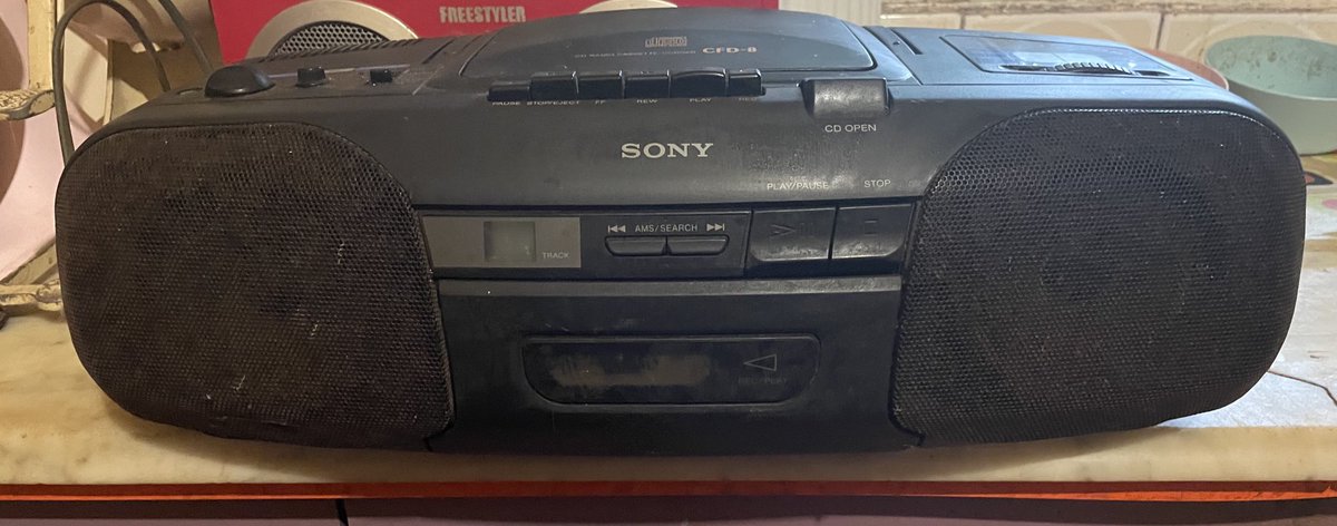 pammy6pets's tweet photo. #qldflooding Had to hunt down the old Sony radio so I could keep updated with Queensland weather,ABC News is too busy repeating Ukraine/Russia stories. So disappointed with no local reports on ABC, maybe more deaths might get their attention. 😡😡😡 https://t.co/aXi0PNoSCp