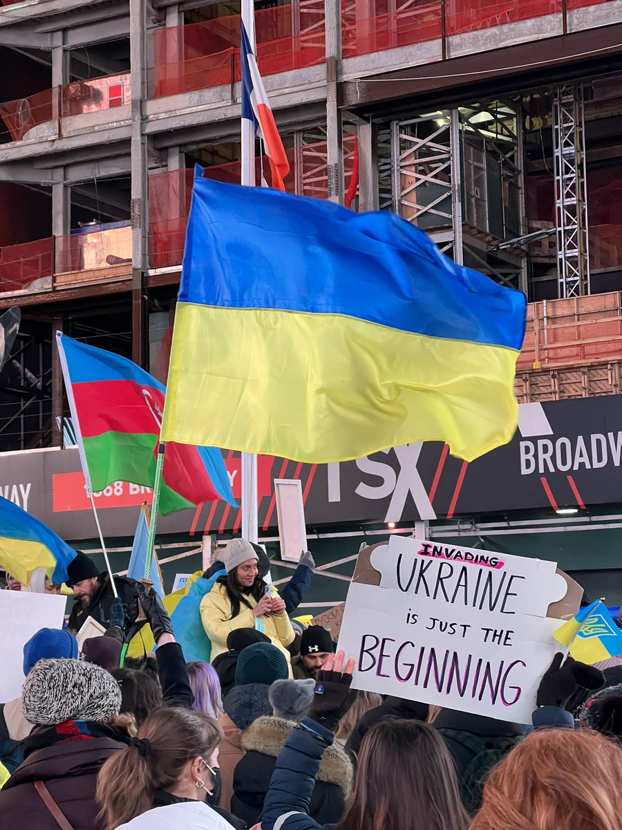 Scenes from Times Square, New York, where people from all countries have gathered to ask for peace. Among the main demands: “Ban Russia from Swift”. #SwiftBan #UkraineUnderAttack #RussiaUkraineWar