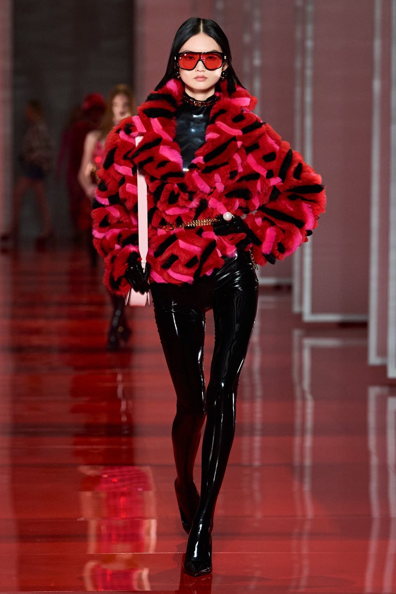 FashionweekNYC's tweet photo. Take a look at the Versace Fall 2022 Collection https://t.co/xB0xskV1Xp