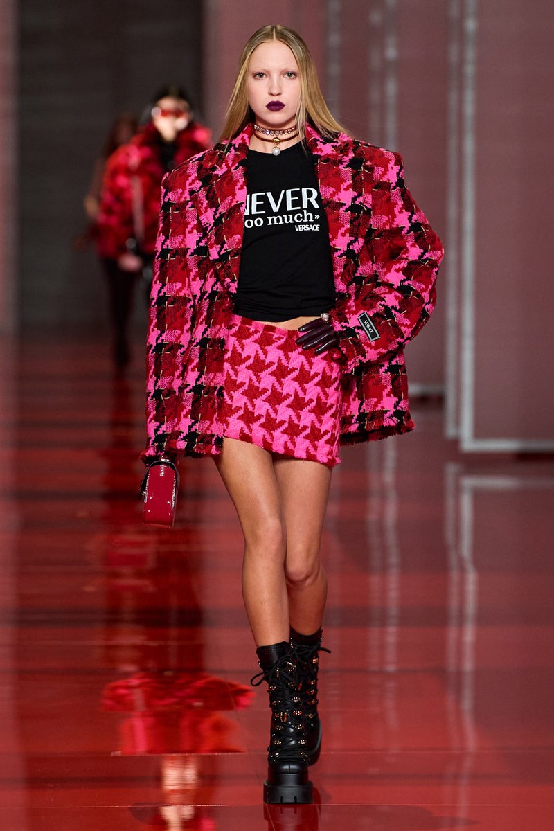 FashionweekNYC's tweet photo. Take a look at the Versace Fall 2022 Collection https://t.co/xB0xskV1Xp
