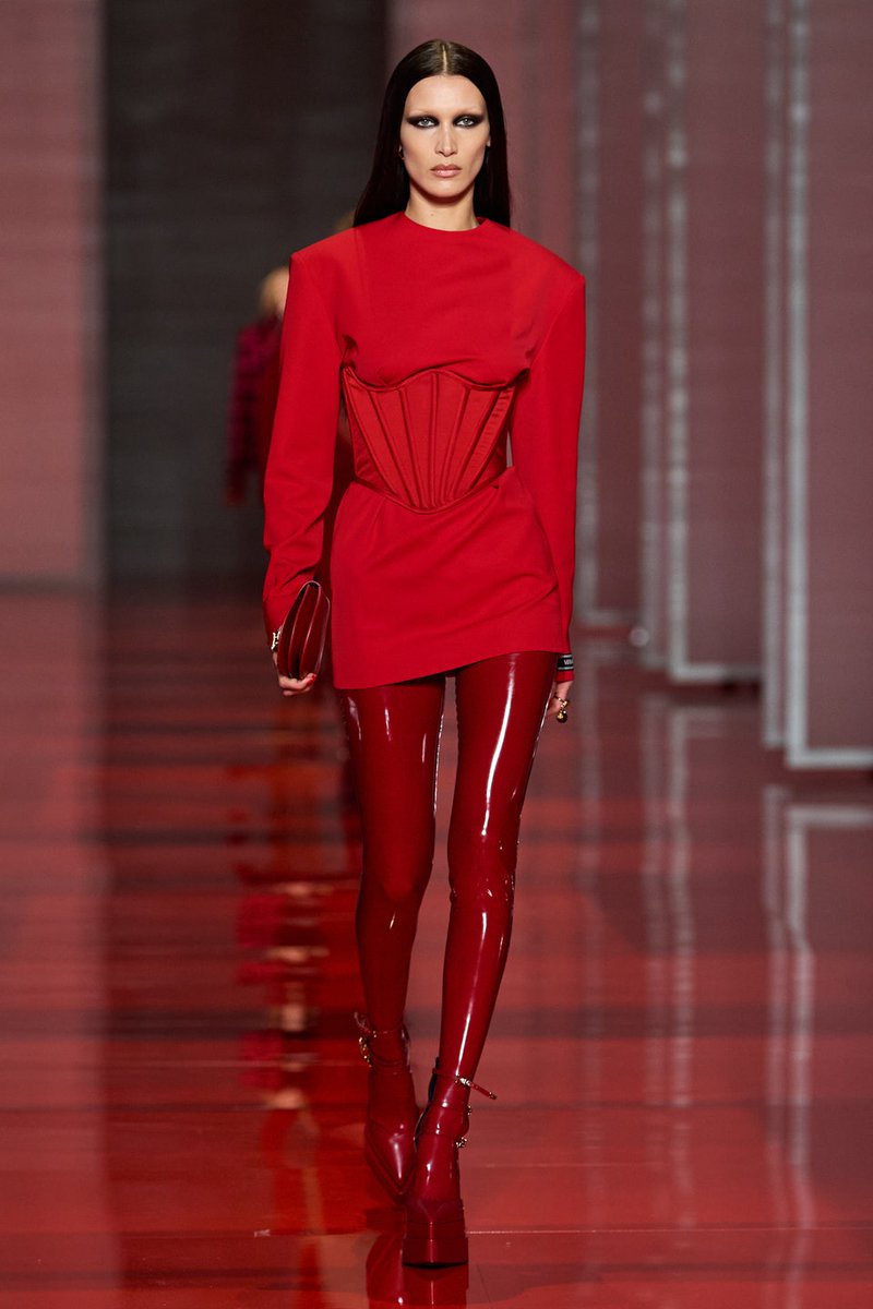 FashionweekNYC's tweet photo. Take a look at the Versace Fall 2022 Collection https://t.co/xB0xskV1Xp