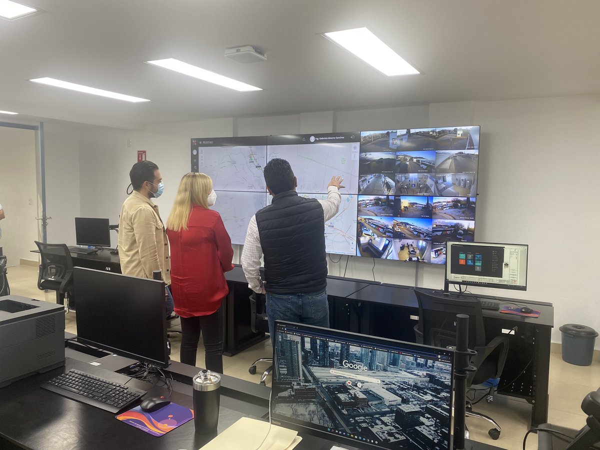 ClaudiaSilFe's tweet photo. Esta tarde con el Director @GerardoGuzmanU y @LOPEZSORROZA recorrí la Terminal #PuebloNuevo del @CitybusOaxaca para conocer las instalaciones y al equipo de este gran proyecto. Vamos a consolidarlo con nuevas rutas para mejorar la movilidad en la zona conurbada de #OaxacaCapital. https://t.co/cgSZVuUL9o