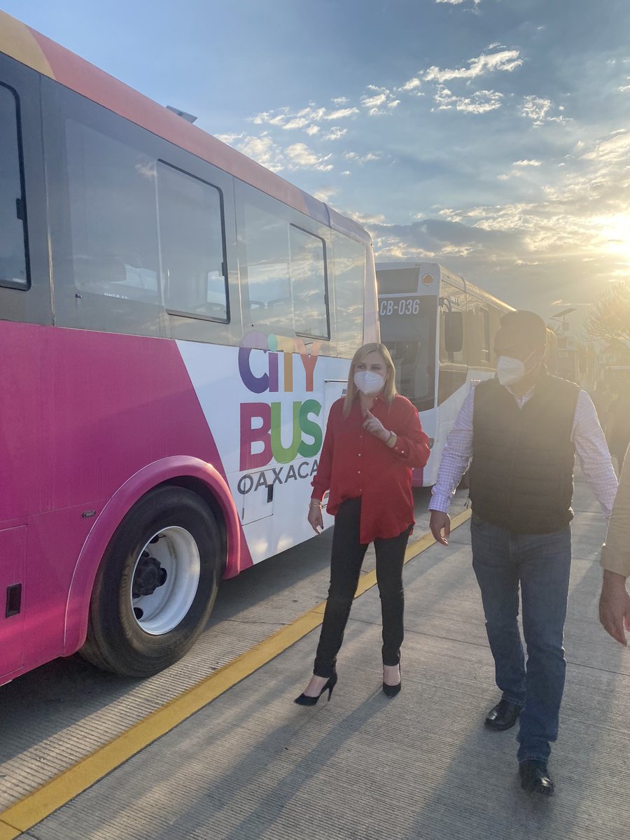 ClaudiaSilFe's tweet photo. Esta tarde con el Director @GerardoGuzmanU y @LOPEZSORROZA recorrí la Terminal #PuebloNuevo del @CitybusOaxaca para conocer las instalaciones y al equipo de este gran proyecto. Vamos a consolidarlo con nuevas rutas para mejorar la movilidad en la zona conurbada de #OaxacaCapital. https://t.co/cgSZVuUL9o