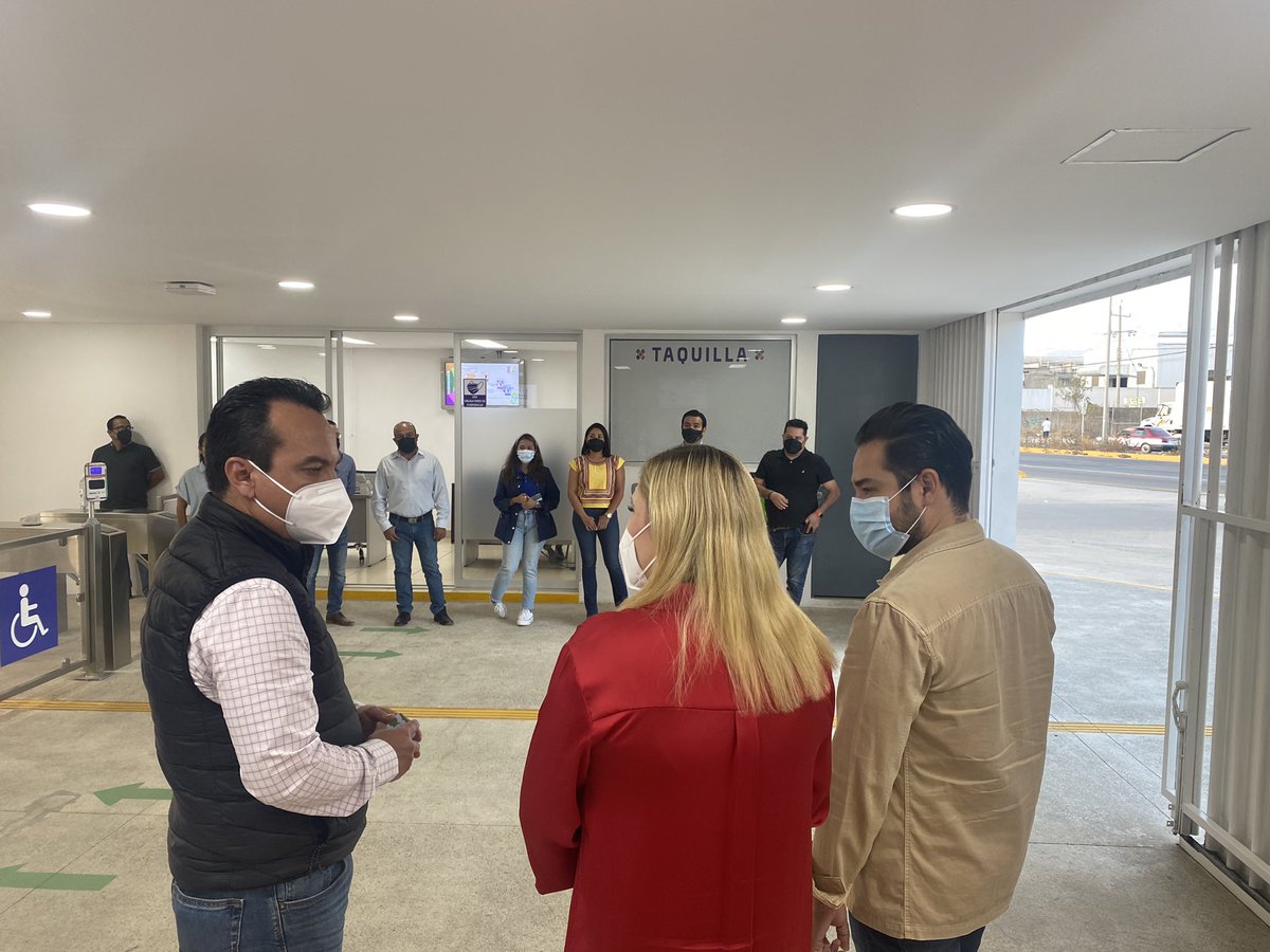 ClaudiaSilFe's tweet photo. Esta tarde con el Director @GerardoGuzmanU y @LOPEZSORROZA recorrí la Terminal #PuebloNuevo del @CitybusOaxaca para conocer las instalaciones y al equipo de este gran proyecto. Vamos a consolidarlo con nuevas rutas para mejorar la movilidad en la zona conurbada de #OaxacaCapital. https://t.co/cgSZVuUL9o