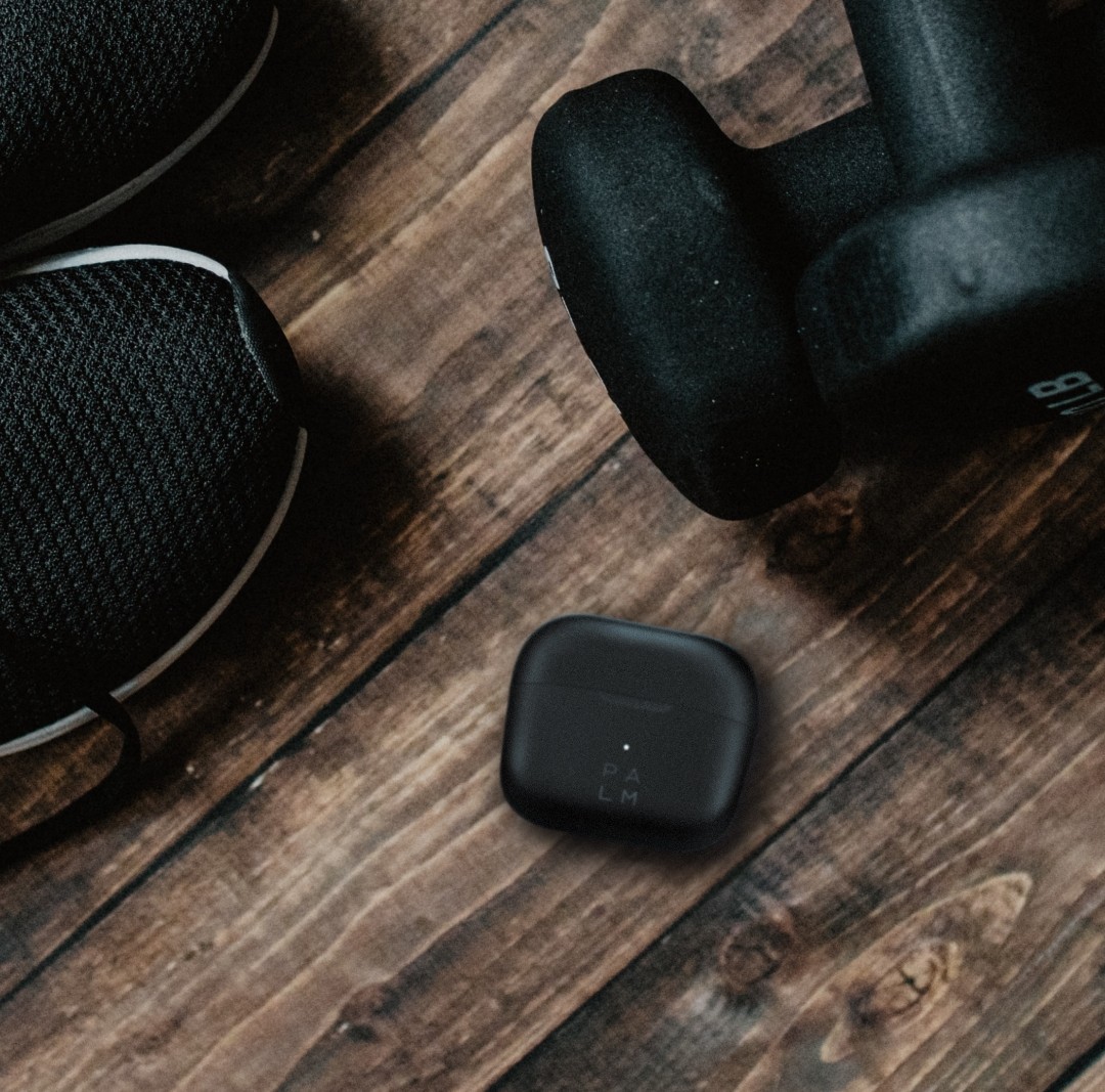 Surprisingly small and light, the Palm Buds Pro are the perfect accessory for a long run or weekend hike 🏃🥇
.
#palmbudspro