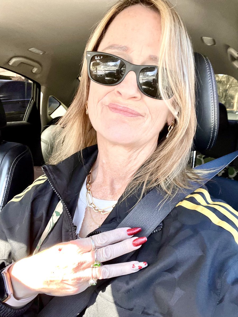 PaulaPhoto007's tweet photo. Living the 3 Stripes Life #Adidas, always Adidas. #3StripesLife #Hustler #Delivery #Workaholic #TheStruggleIsReal #I’mASurvivor https://t.co/5HGA0viso8