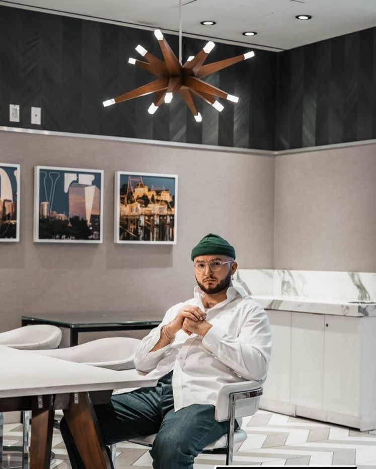 Grab breakfast or a weekend cocktail in @ArtBarPhilly - the perfect place to mingle and people watch! 
📸: @jm_fashion12