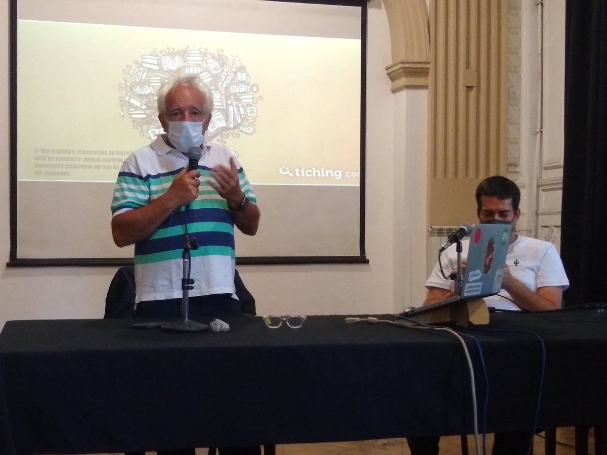 cecicher's tweet photo. Último día del último seminario. "Articulacy". 
Cuántos libros tiene @piscitelli en su cabeza? @mteUBA #mteUBA @julitoalonso #LaBanda https://t.co/CyC9ddqjxG