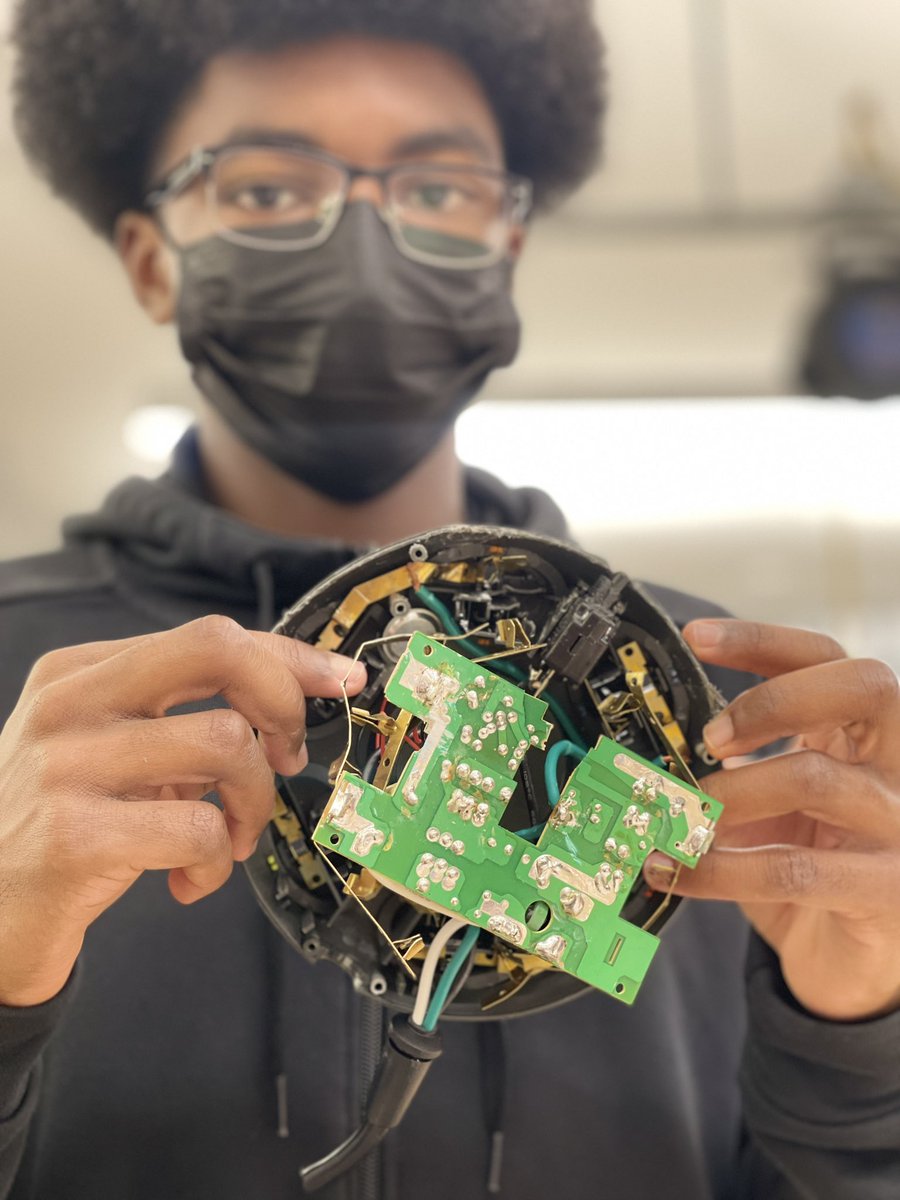 kkullberg's tweet photo. Hide your electronics, friends - our @WISRedDevils students are on a Take Apart spree! :) @msbeckartclass #WISDesignLab @AgencybyDesign https://t.co/EZGHqVNy6R