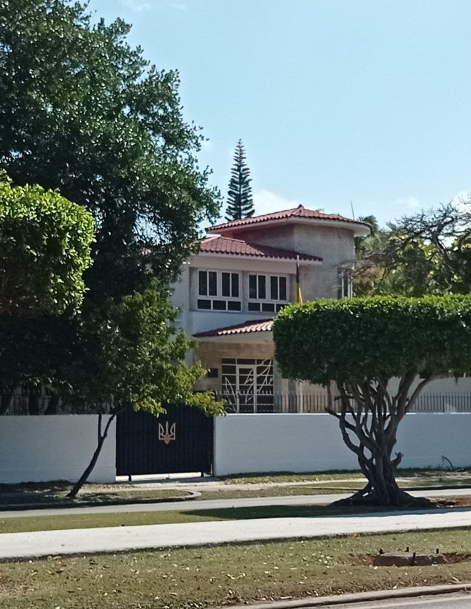 FlconEYES's tweet photo. Esta es la Emb. De Ucrania en La Habana.
Retiraron los policías que habían en la esquina pero el custodio está patrullando y tiene órdenes de no dejar acercarse. 🤔🤔
Los protegen o los encierran?
#StopPutinNOW #Ukraine https://t.co/dbmmAP5LPh
