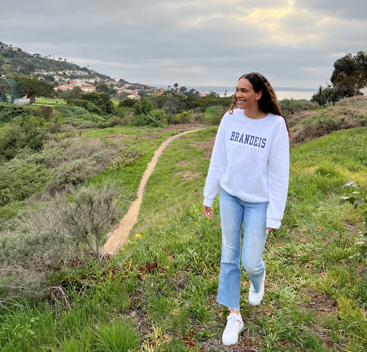 lschreibwalker's tweet photo. My beautiful and talented niece Maya is headed to @BrandeisJudges to play hoops next year! I am so excited for her to be a college student athlete! @BrandeisWBB #RollDeis https://t.co/iUB8qre9aU