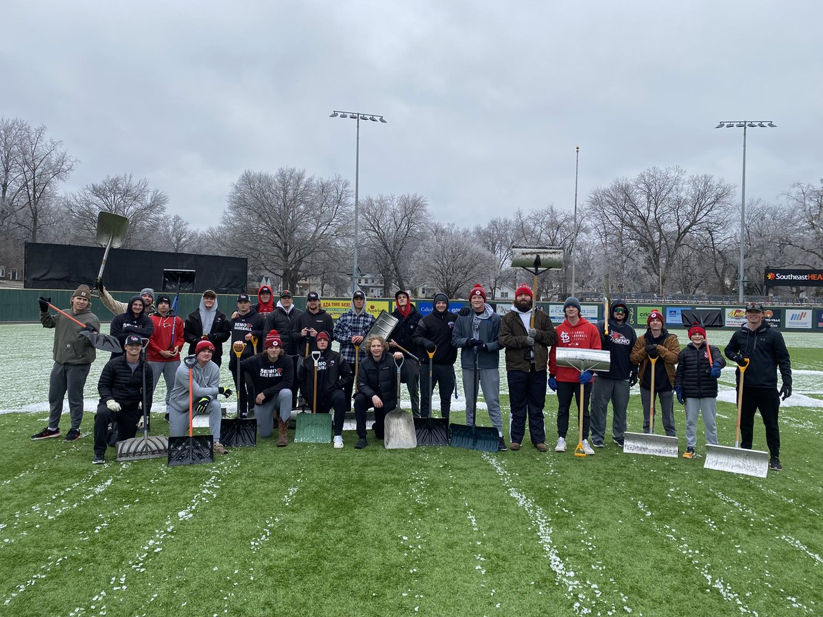 SEMObaseball's tweet photo. Hey @NCAABSB, while big league owners are stopping spring training, @SEMObaseball is shoveling snow so we can play. #letthemplay https://t.co/vQkmGYQzZL
