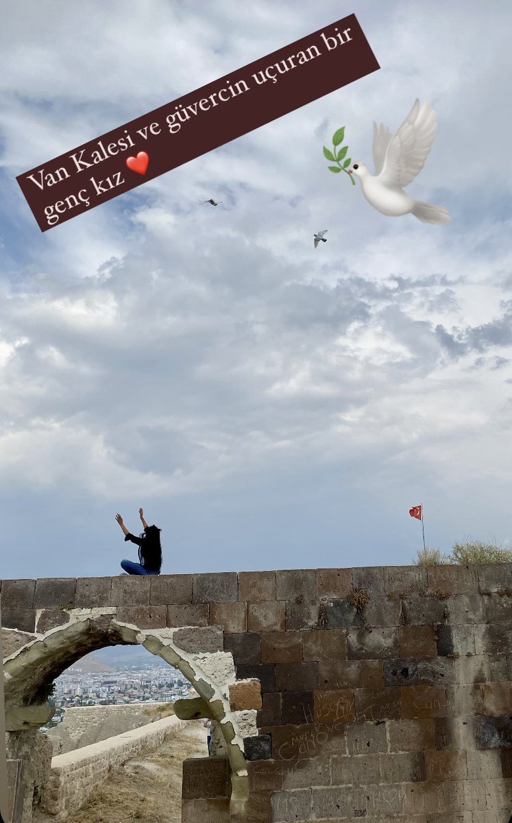 Van Kalesi ve güvercin uçuran bir genç kız ❤️