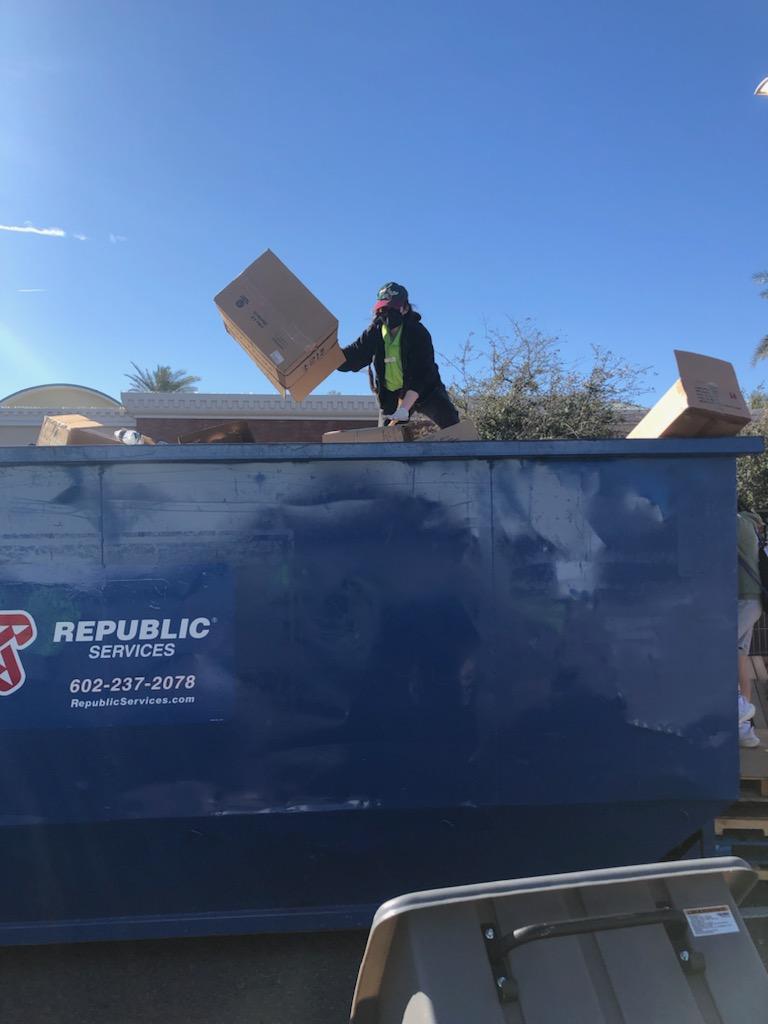 _GLSolutions_'s tweet photo. ♻️With help from @RepublicService , our team diverted 1.03 TONNES of recyclable material from the landfill at this year's @MesaMarathon!
🤩Thank you @republicservices for your commitment to sustainability and a great collaboration!
#GoGreenLight #thankyou #zerowaste https://t.co/KMAikojokf