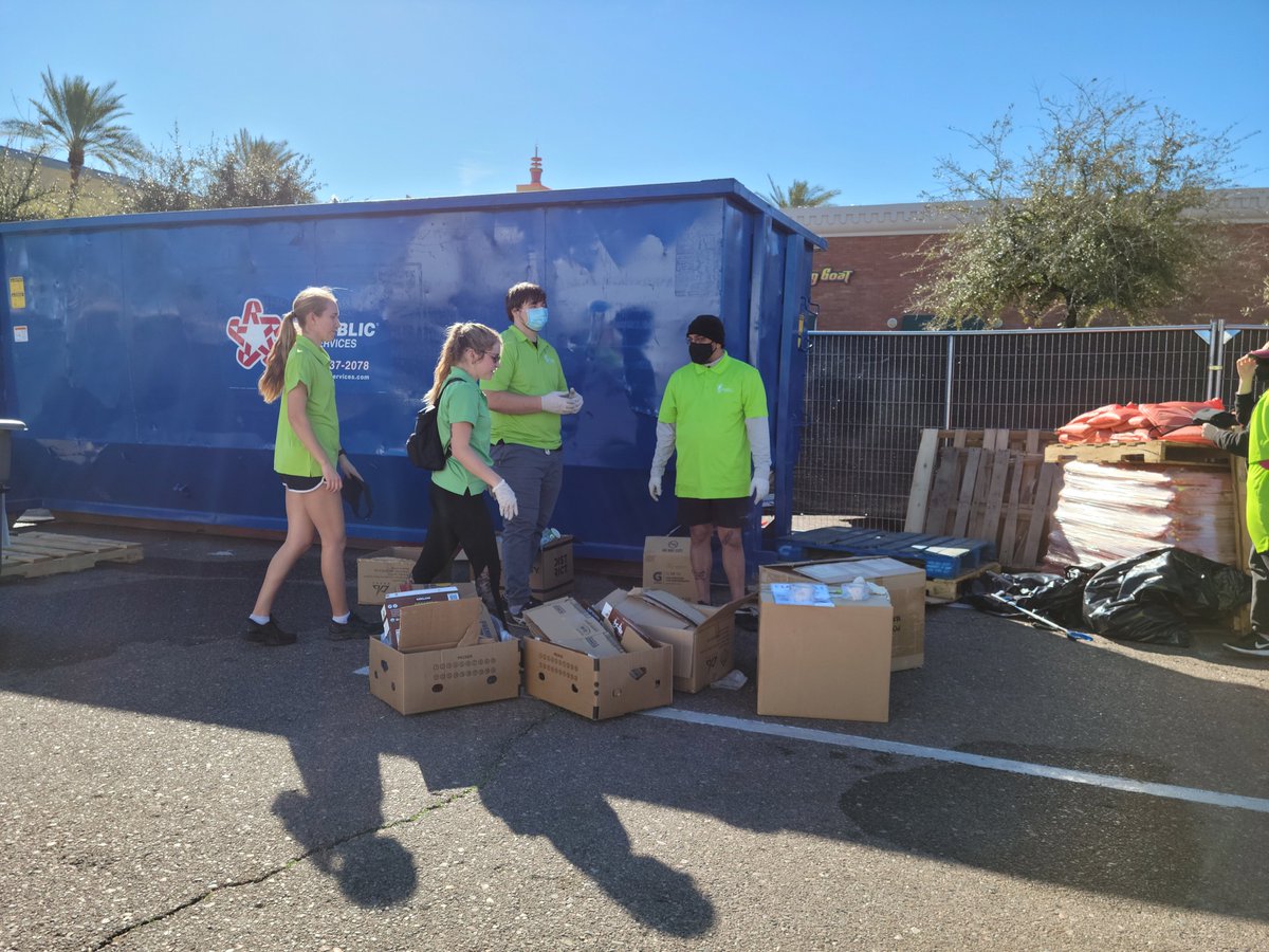 _GLSolutions_'s tweet photo. ♻️With help from @RepublicService , our team diverted 1.03 TONNES of recyclable material from the landfill at this year's @MesaMarathon!
🤩Thank you @republicservices for your commitment to sustainability and a great collaboration!
#GoGreenLight #thankyou #zerowaste https://t.co/KMAikojokf