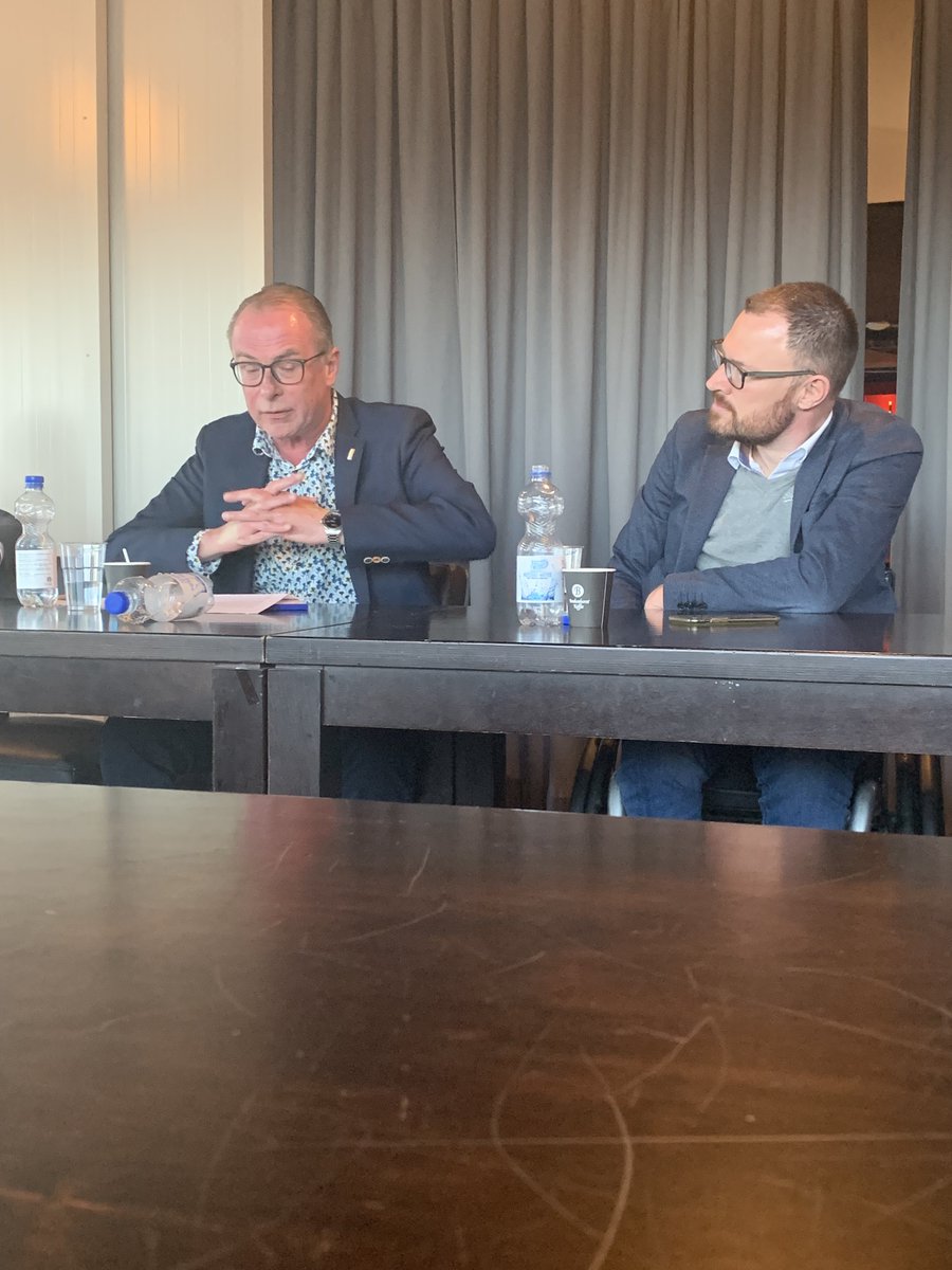 joopwikkerink's tweet photo. Vanmiddag 5 jaar @AhoekInBeweging  Mooie resultaten door #samenwerking. Prachtige "column" van @ErikHagel over samenwerking in #Achterhoek: "Ik bun neet achterlijk, veur niemand!". Nieuwe #partners en medewerkers o.a. @lonsloet (Lonneke Sloetjes) https://t.co/W1juTg15YE