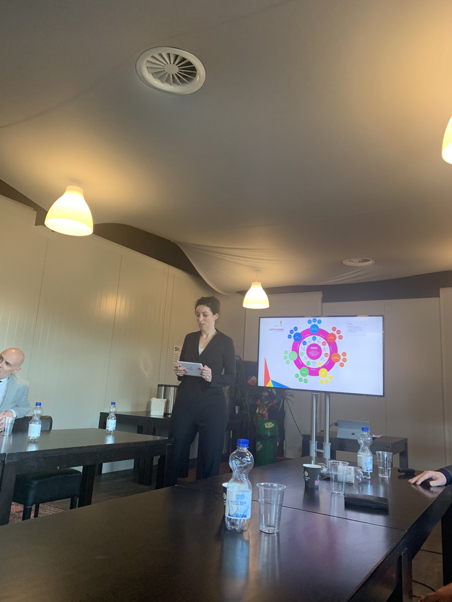 joopwikkerink's tweet photo. Vanmiddag 5 jaar @AhoekInBeweging  Mooie resultaten door #samenwerking. Prachtige "column" van @ErikHagel over samenwerking in #Achterhoek: "Ik bun neet achterlijk, veur niemand!". Nieuwe #partners en medewerkers o.a. @lonsloet (Lonneke Sloetjes) https://t.co/W1juTg15YE