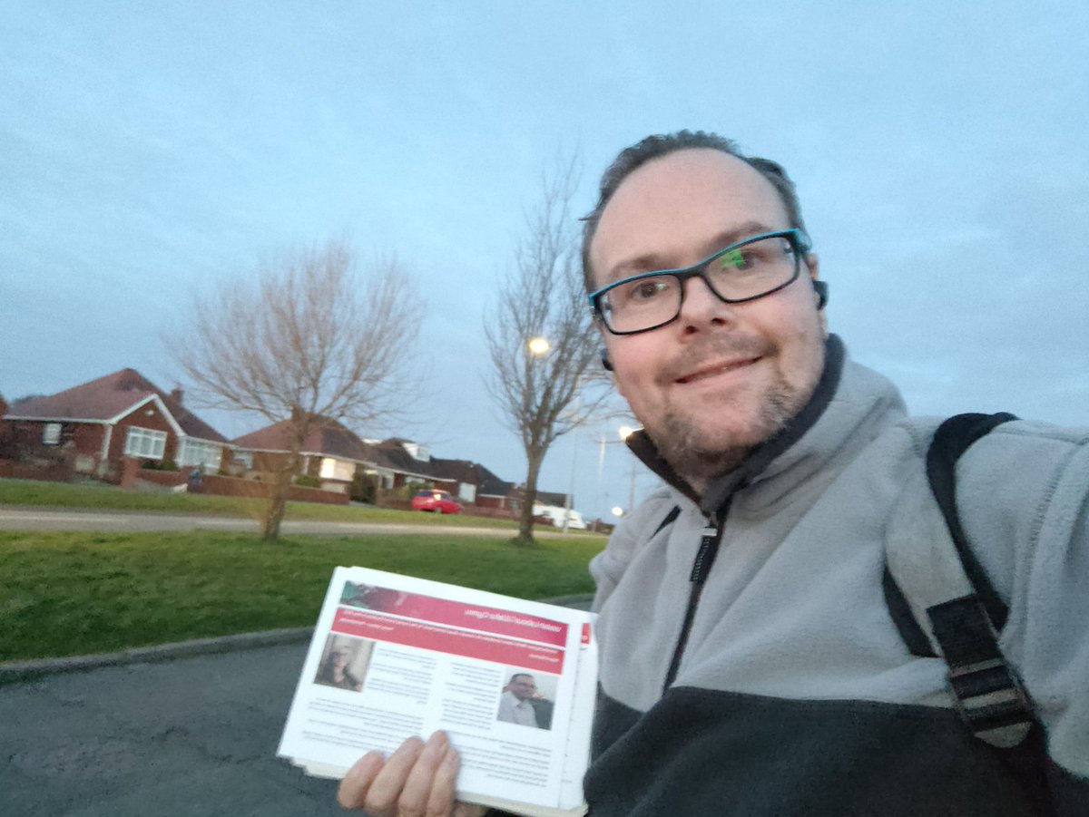 ryanogo's tweet photo. Out earlier in Connah's Quay discussing local issues, national issues and the cost of living Crisis #CQLabour #WelshLabour #CostOfLivingCrisis https://t.co/e05AH3p0e2
