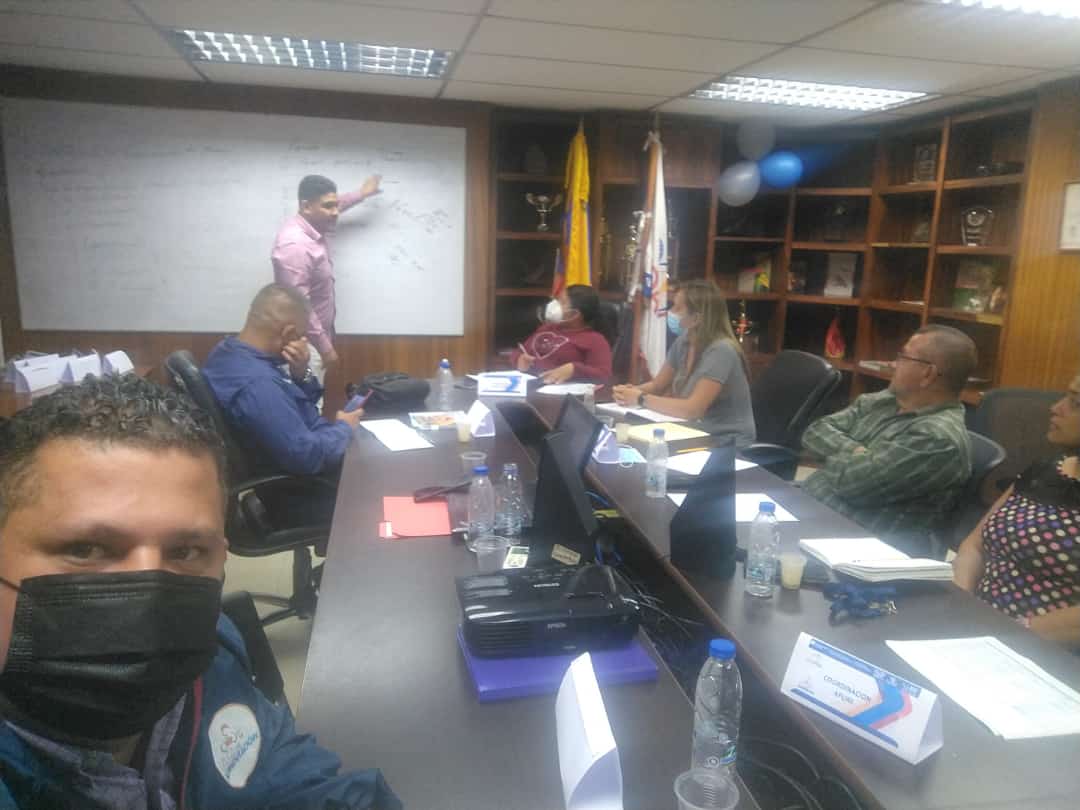 fundaproaltach1's tweet photo. Nuestro coordinador en la reunión en Caracas con nuestra dirección nacional para recibir orientaciones para el funcionamiento en el estado   para seguir atendiendo al pueblo más vulnerable ante el bloqueo.
@FreddyBernal 
@FundaproalO 
@tachira_comunas 
@PedroMelendez86 https://t.co/j2NnsDsHs1