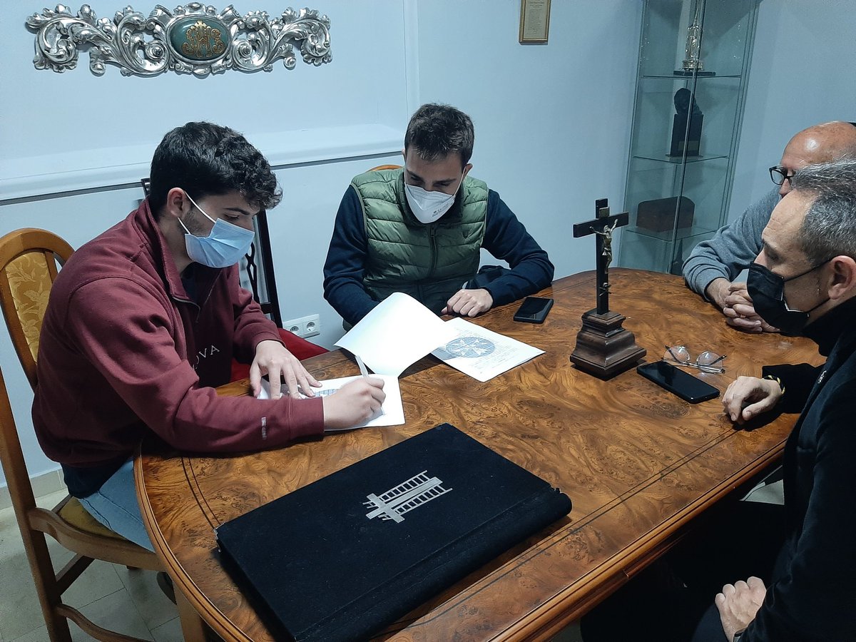 💛 Otro año más contaremos con <a href="/CMCristodelaPaz/">CM Cristo de la Paz</a> para acompañar al señor del descendimiento el Viernes Santo.
🖤 Esta tarde se firmó el acuerdo en nuestra casa de hermandad.