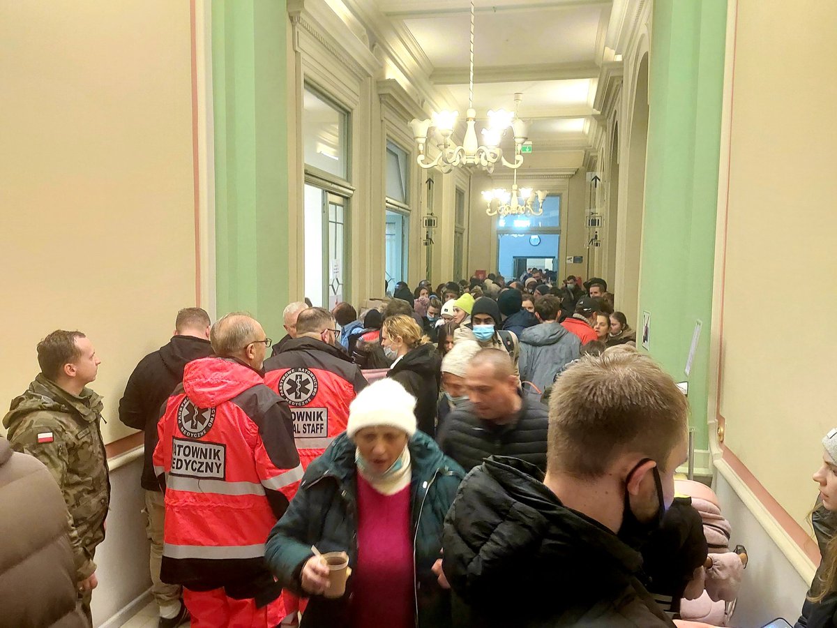dawidserafinn's tweet photo. Na dworcu w Przemyślu robi się coraz tłoczniej. Spora grupa osób, która uciekła przed wojną korzysta z pomocy punktu recepcyjnego. Na miejscu pracują służby. W nocy mają dotrzeć kolejny pociąg z Ukrainy. @OnetWiadomosci https://t.co/jeaEe1O7OU