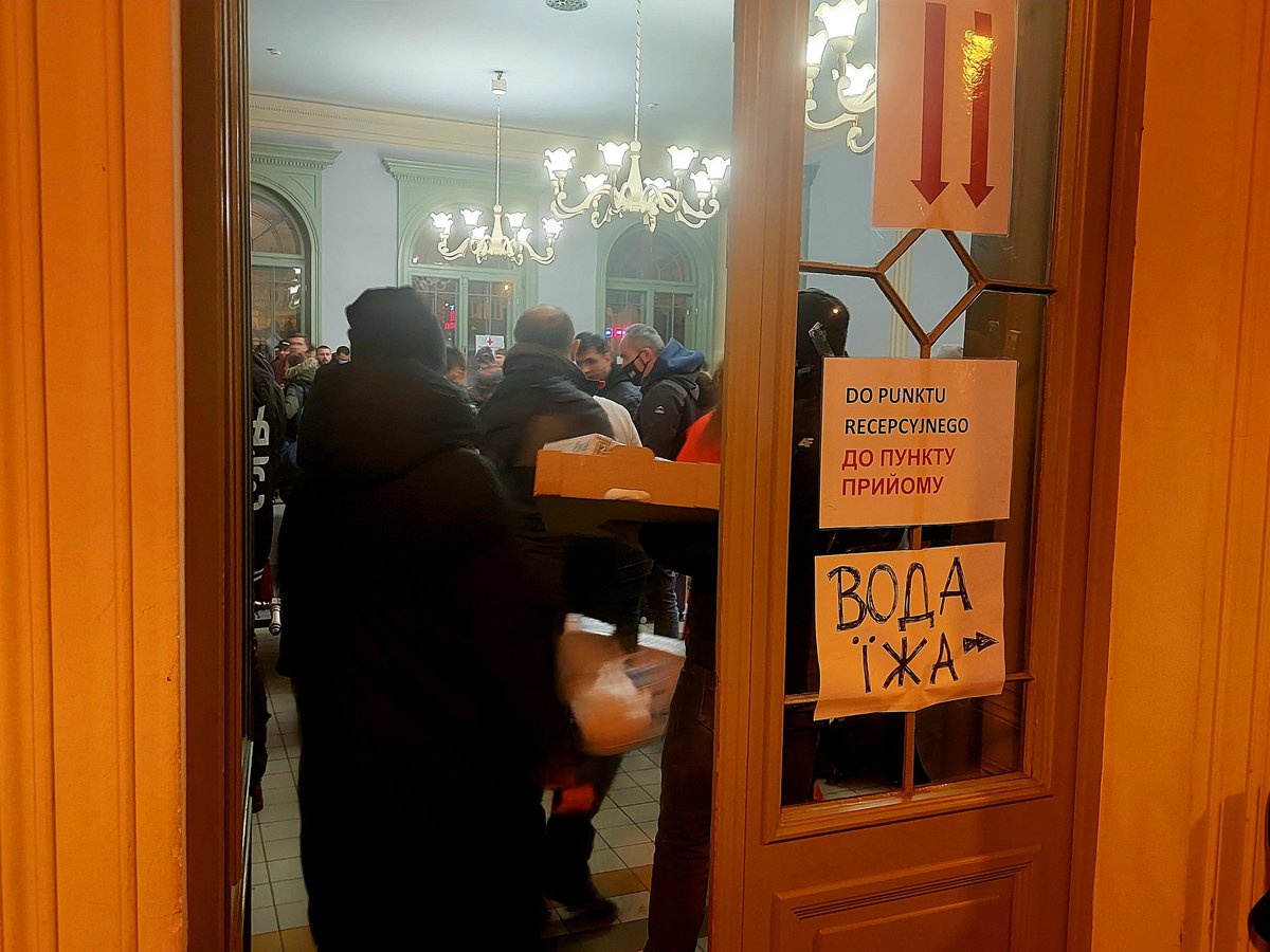 dawidserafinn's tweet photo. Na dworcu w Przemyślu robi się coraz tłoczniej. Spora grupa osób, która uciekła przed wojną korzysta z pomocy punktu recepcyjnego. Na miejscu pracują służby. W nocy mają dotrzeć kolejny pociąg z Ukrainy. @OnetWiadomosci https://t.co/jeaEe1O7OU