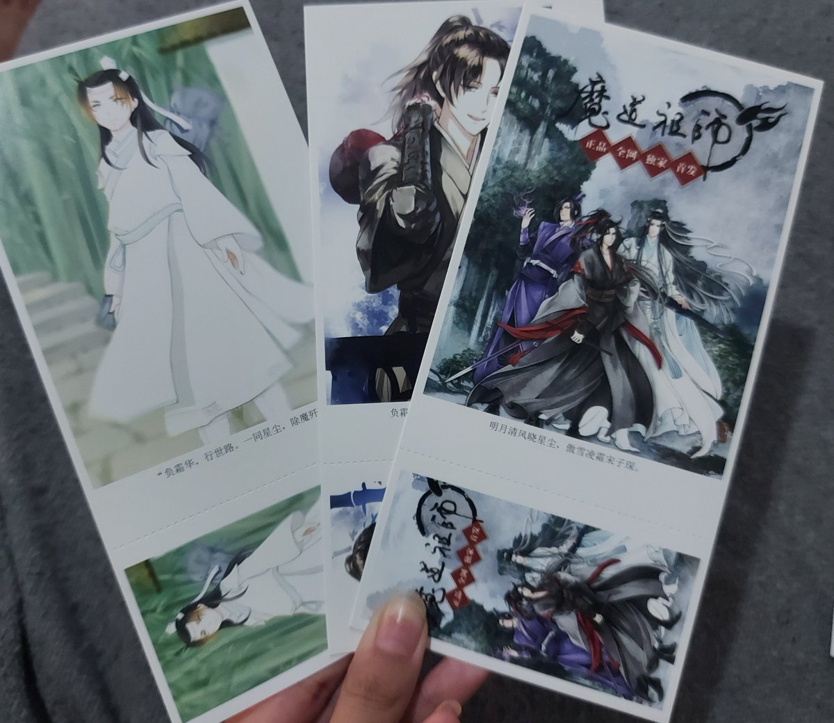 stuckinmxtx's tweet photo. GIVEAWAY EM COMEMORAÇÃO A MDZS NA NEWPOP ❤💥

- 6 cartões postais diversos de MDZS.
- 5 adesivos diversos dos wangxian. 
- 1 card dos wangxian em The Untamed.
- 1 chaveiro do Wei Wuxian versão chibi. https://t.co/5ltfk7Uyi2