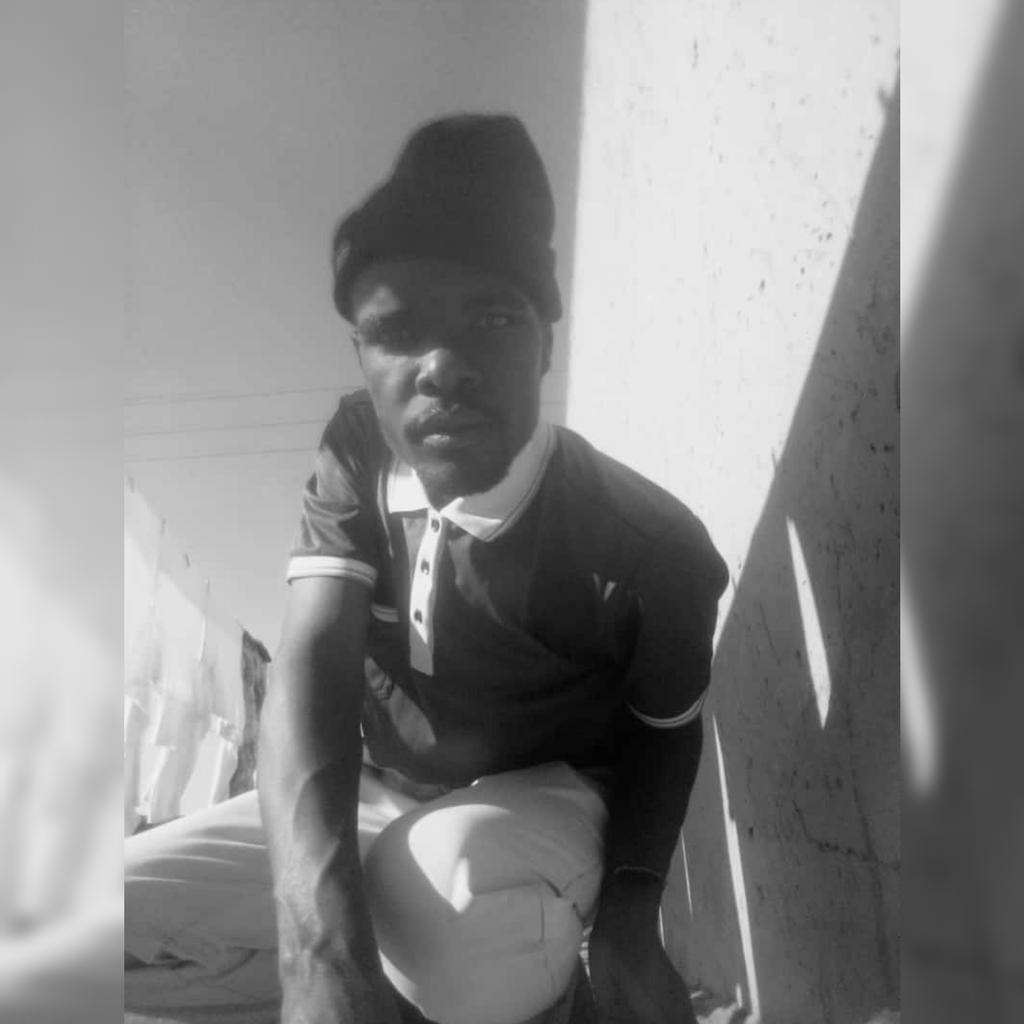 Nomfund70448382's tweet photo. Ukufa kukaRiky just added salt to the wound ππ on the 11th of Feb bengingcwaba my cousin who also hanged himself π€¦π kubuhlungu π #RIPSimphiwe #RIPRikyRick https://t.co/J3DEMEXrSO