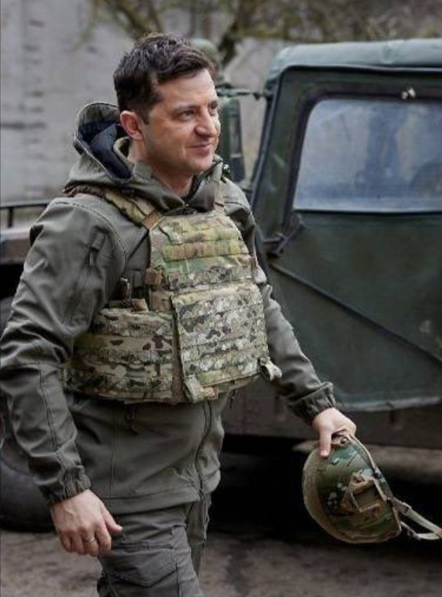 Um presidente de um país com 44M de pessoas que tira o fato e veste a farda para lutar pelo seu país ao lado do povo.

Não se esconde, não foge! Orgulha cada voto.