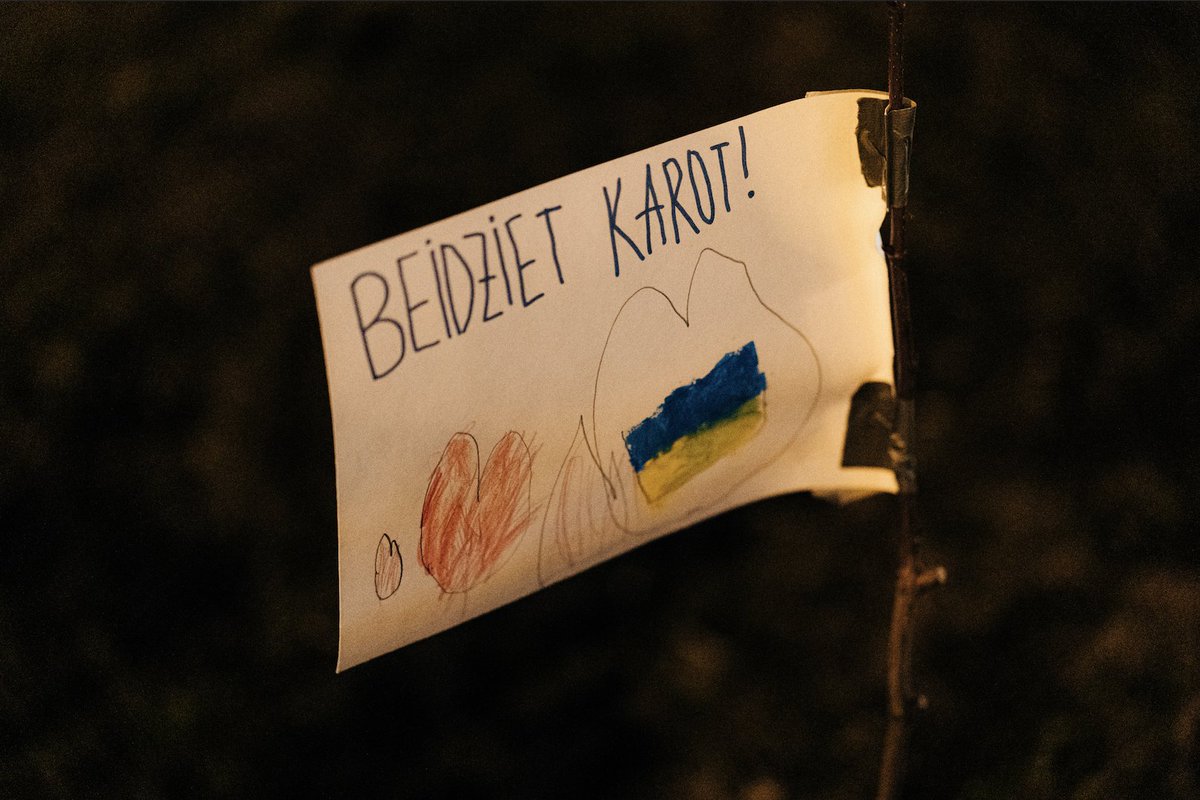 Šobrīd Rīgā un Latvijā norisinās atbalsta pasākumi Ukrainai. Tajos piedalās arī bērni. Mammamuntetiem.lv fotogrāfs Artūrs Ķipsts iemūžinājis šādu bērna veidotu plakātu Ukrainai. Beidziet karot.
