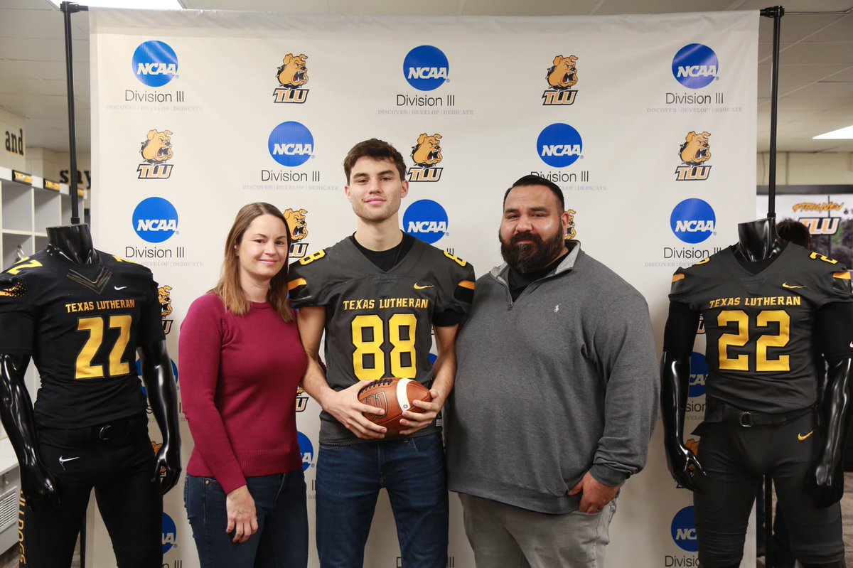 xavierchapa5's tweet photo. Committed 🐶🐾🖤💛 @CoogsFB @Coach_Tingle  @Crockett_Sports @CrockettTrack21  @FlxAtx https://t.co/EWF96FNJWS