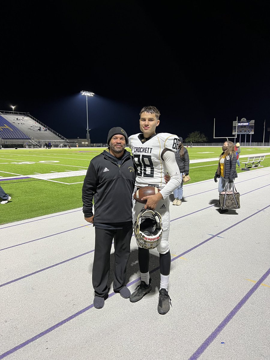 xavierchapa5's tweet photo. Committed 🐶🐾🖤💛 @CoogsFB @Coach_Tingle  @Crockett_Sports @CrockettTrack21  @FlxAtx https://t.co/EWF96FNJWS