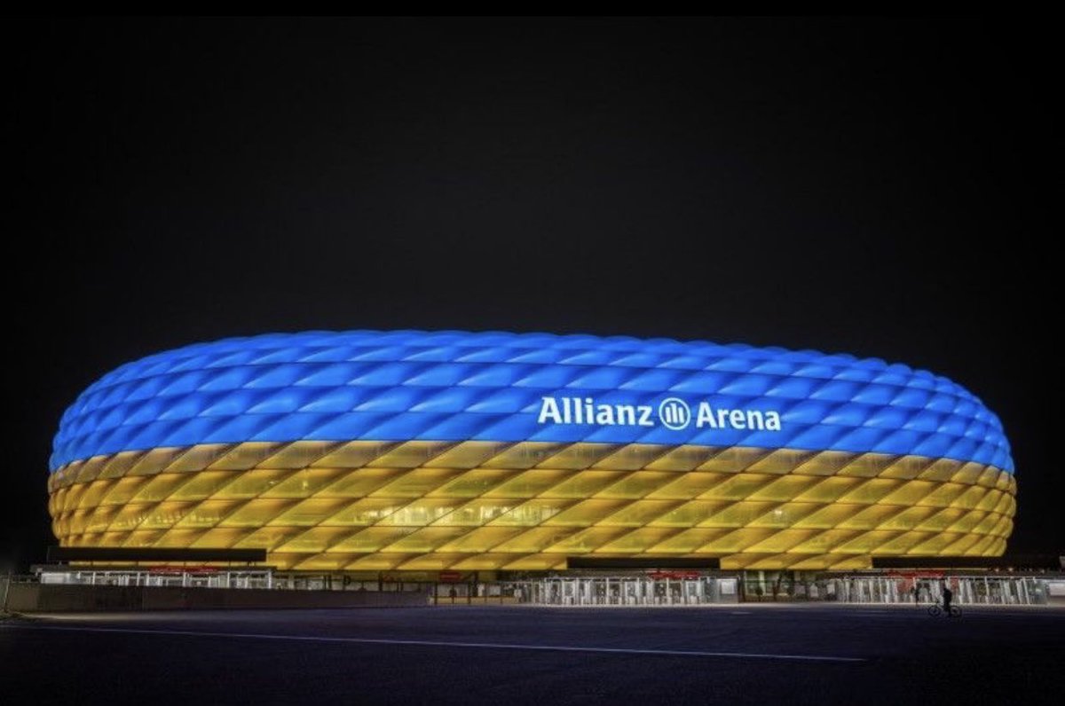Ce soir, aux côtés d’autres monuments emblématiques, l’Allianz Arena s’illumine de bleu et de jaune au nom de la paix. 

🇺🇦
