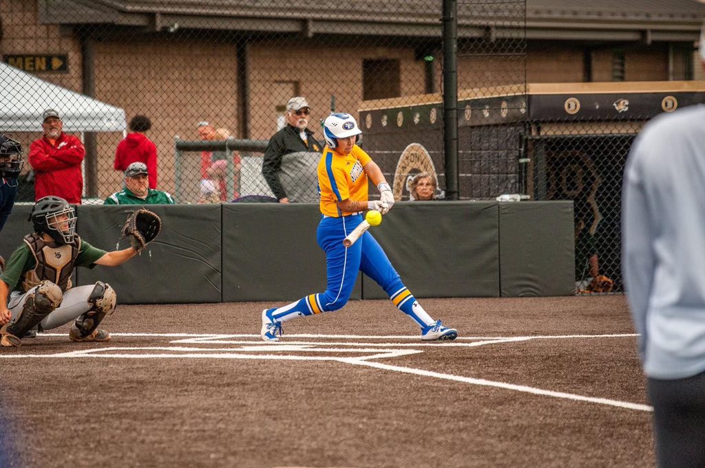 SavageStormSB's tweet photo. Alexis Lambert #44🚨Favorite Color-pink, Food-pizza, Most memorable moment-my walk off HR against Northwestern last year, Best Advice-it will all be over eventually, so enjoy every second of it, Pregame Song-Every Season by Roddy Rich, Can’t live without-my weenie pups🐶⚡️ #SE https://t.co/Hfc0WrSQNG
