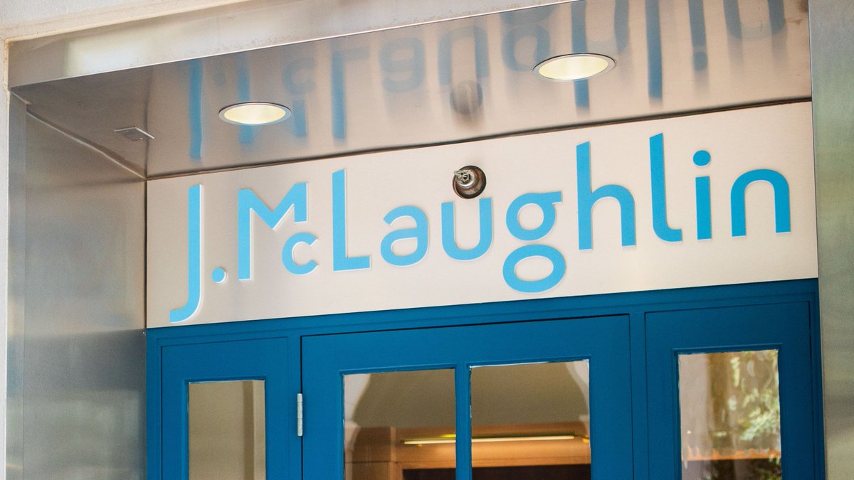 Join J.McLaughlin with hostess Dyan Getz this Sunday, February 27, from 11am-1pm for mimosas, styling and shopping in support of The Arizona Humane Society! Link in bio for more details!