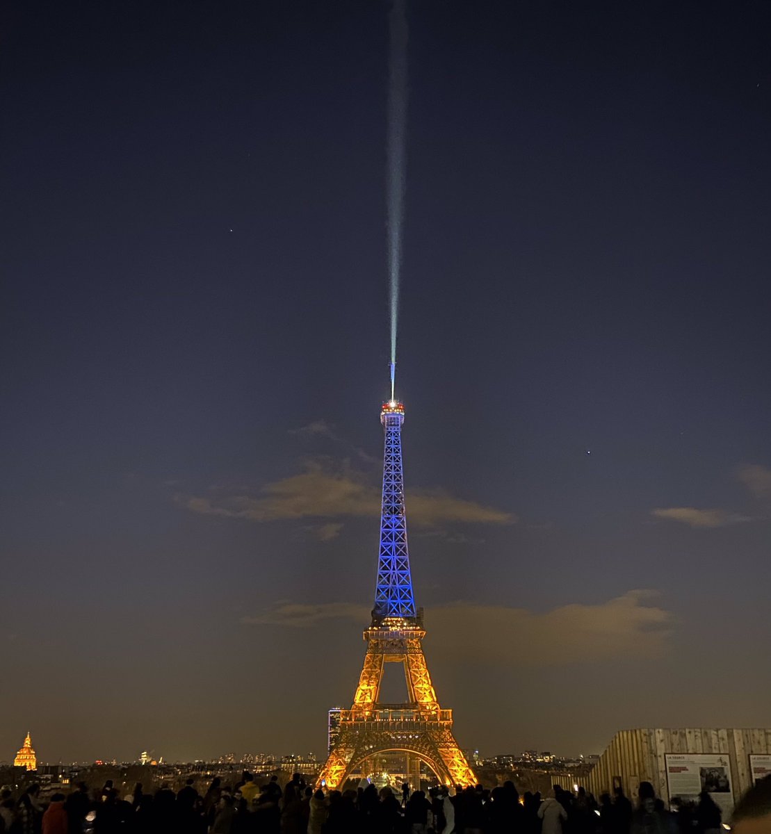 M4RT1N_FR's tweet photo. La Tour Eiffel avec l’Ukraine #Ukraine #PutinAssasin #StopWar #NoALaGuerra #PutinGenocida #Ucrania #TourEiffel https://t.co/Lh0YqlDDrZ