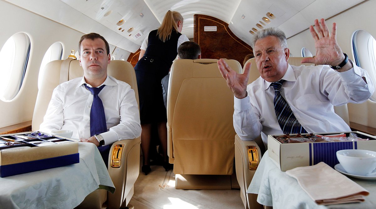 Внутри россии можно летать. Бизнесмен в самолете. Самолеты олигархов. Правительственный самолет.