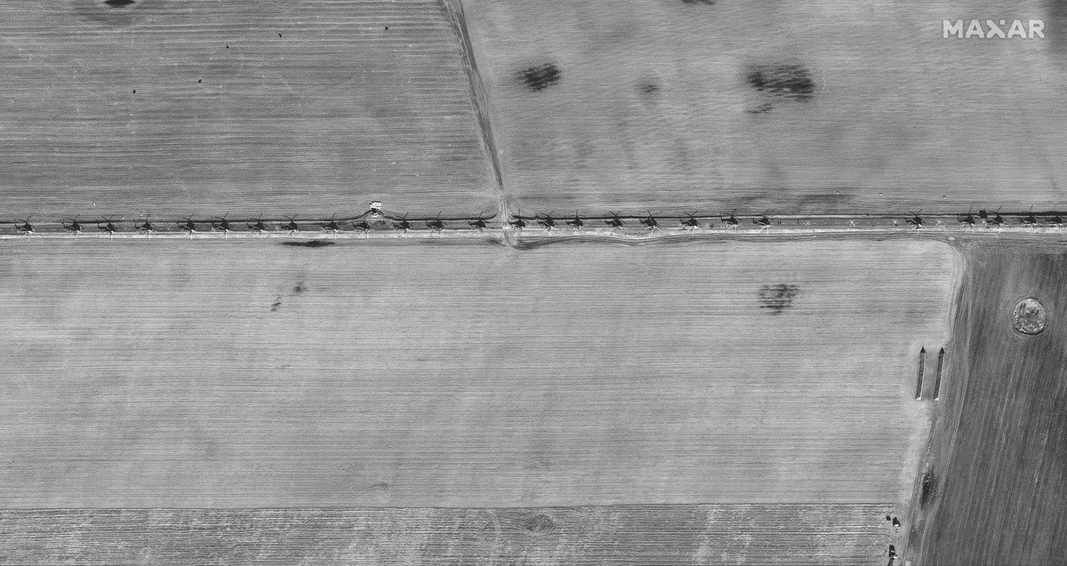 BabakTaghvaee's tweet photo. Wondering where the helicopters of #Russia Air Force in use by the #Russian airborne forces in northwest of #Kiev, the capital city of #Ukraine have come from? A road in #Belarus located within 30km from border with #Ukraine. Satellite images by Maxar technologies. https://t.co/A4khuLP11r