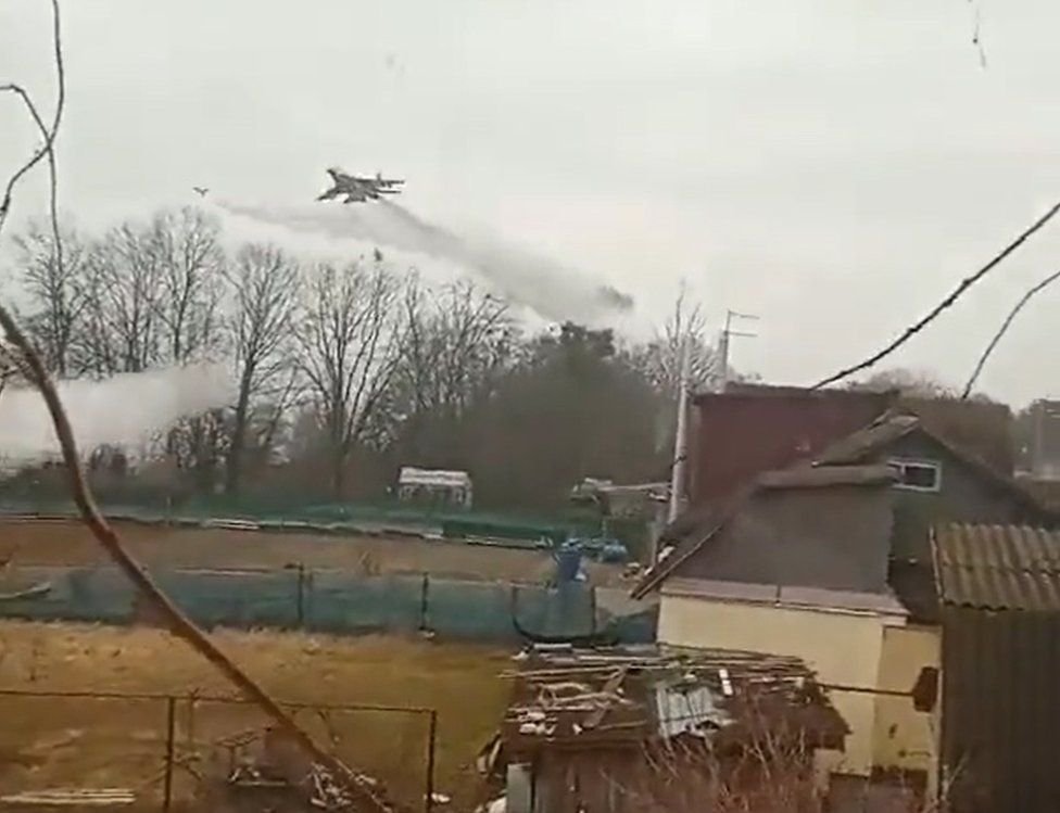 CWLemoine's tweet photo. This is a good freeze frame. These aren't rockets, but air to air missiles being fired. Some missiles take an initial downward trajectory after separation before turning toward the target. That would explain the first one going into the dirt/house with no explosion. https://t.co/DsJsTasEqD
