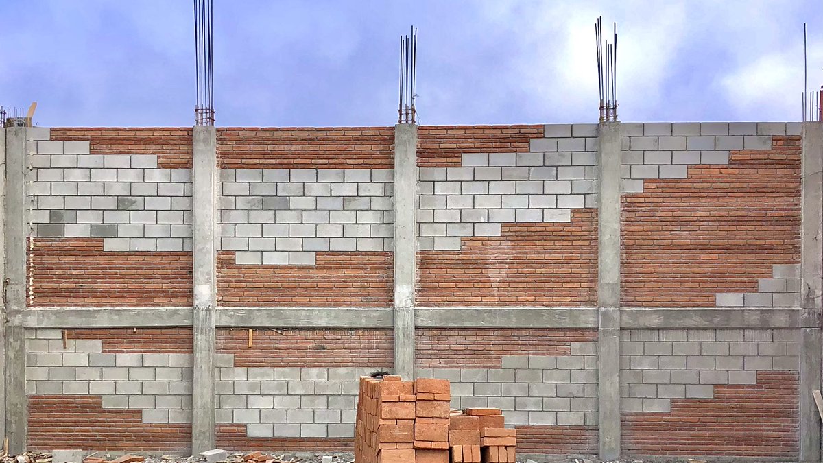 ricarqespinosa's tweet photo. #ProcesodeObra
Bodegas y Estación de Pesaje “El Limón”.
Muros cabeceros.
Ladrillo de la “Rivera de Cupía”.
Ladrillo de “Cintalapa”.
Block hueco @adoblockschis
#Ladrillo
#ConcretoAparente
#TEArquitectos https://t.co/YodpWq6fSI