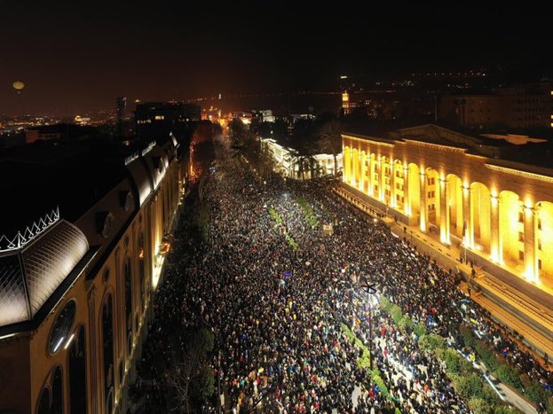 pietroraffa's tweet photo. In Georgia, intanto, una marea di persone è scesa in piazza a sostegno del popolo ucraino (via FT)

#UkraineRussia https://t.co/060omQmFud