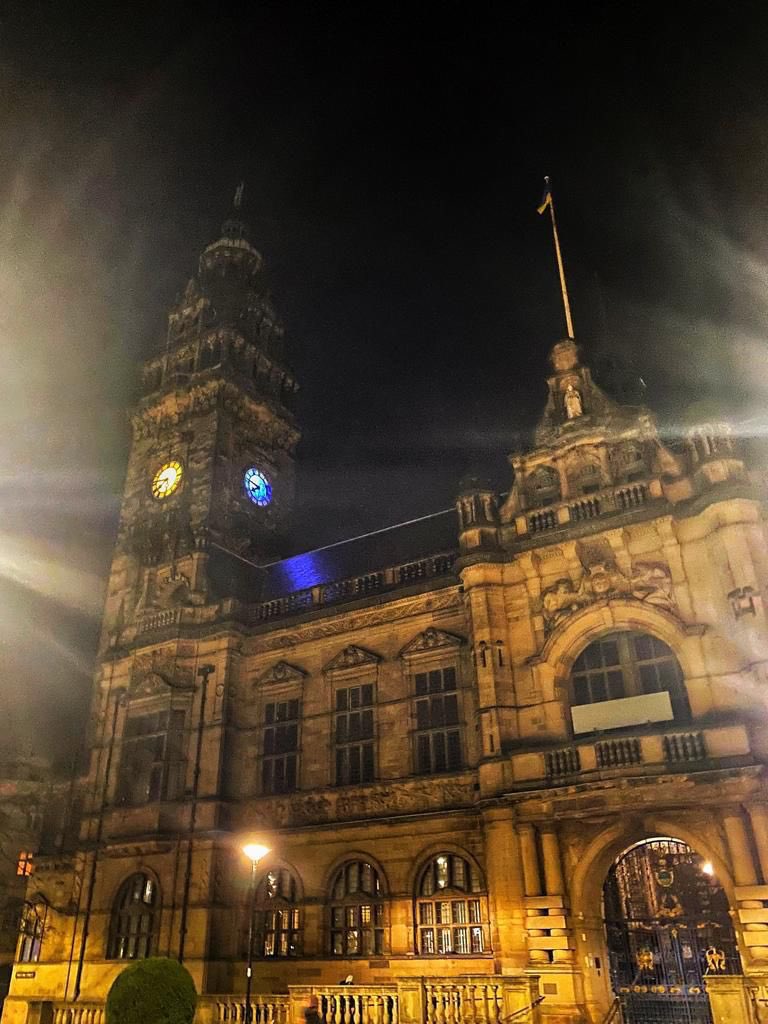 benmiskell's tweet photo. Ukraine’s flag is flying over England's fourth largest city tonight &amp; the Town Hall clock face is lit blue &amp; yellow 🇺🇦 in solidarity.

Sheffield stands with Ukraine as they so bravely defend their sovereignty &amp; freedom against Russian aggression. 

#StandWithUkraine https://t.co/rF3jm5x8As