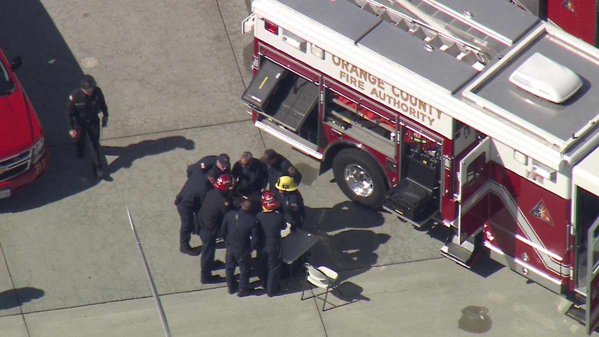 Stu_Mundel's tweet photo. John Wayne Airport HazMat situation at the terminal surrounding an American Airlines Aircraft. Possibly three people exposed. Orange County Fire Authority is handling the incident. @FOXLA @SkyFox https://t.co/jKVlIS1PLL