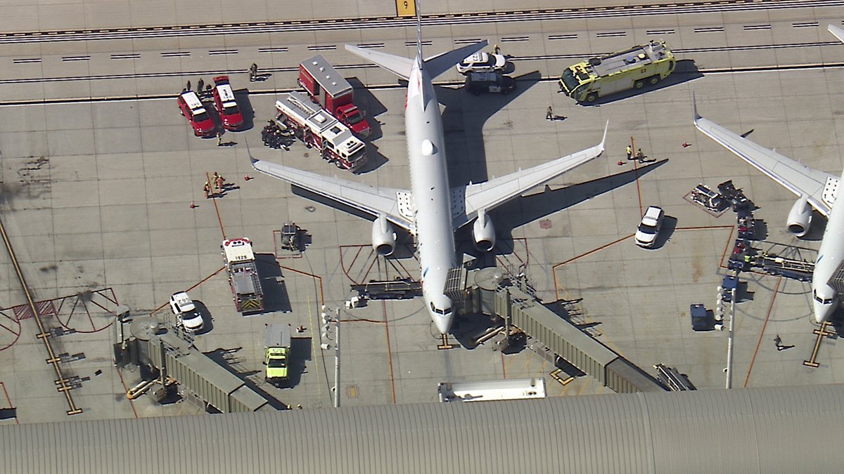 Stu_Mundel's tweet photo. John Wayne Airport HazMat situation at the terminal surrounding an American Airlines Aircraft. Possibly three people exposed. Orange County Fire Authority is handling the incident. @FOXLA @SkyFox https://t.co/jKVlIS1PLL